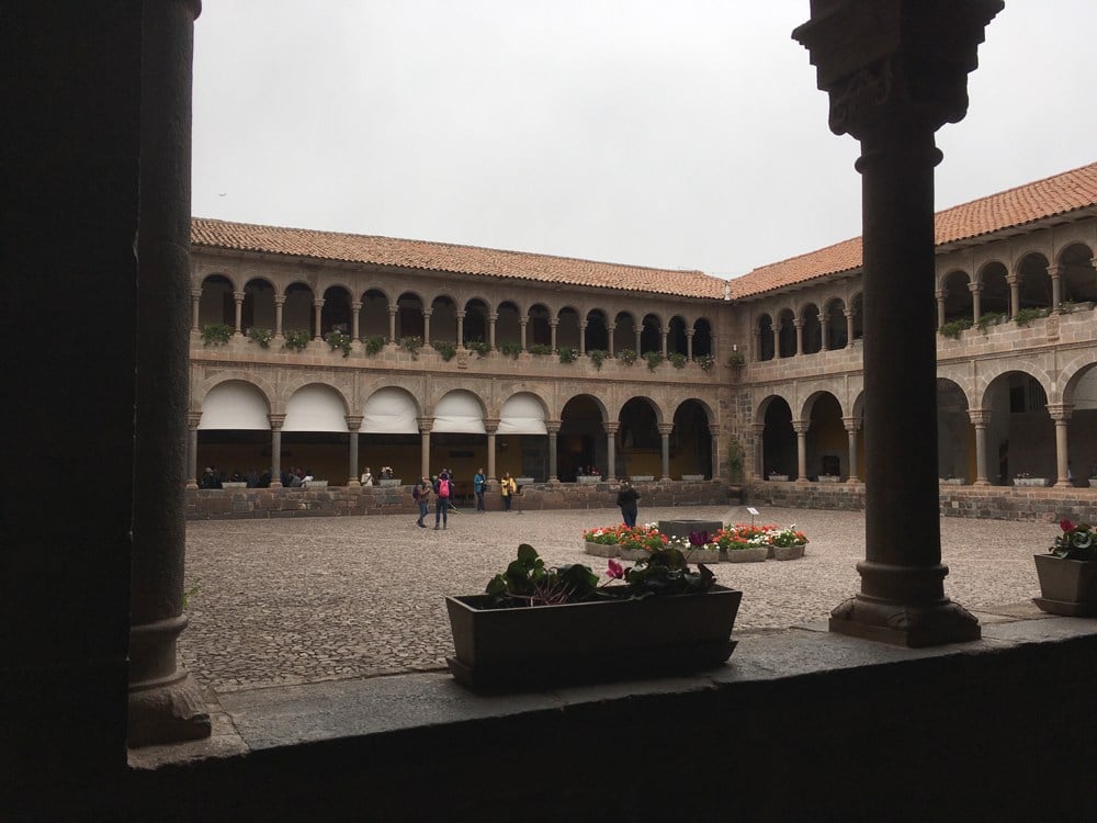 Le cloître à arcades du couvent de Santo Domingo, bâti sur le Qorikancha à Cusco