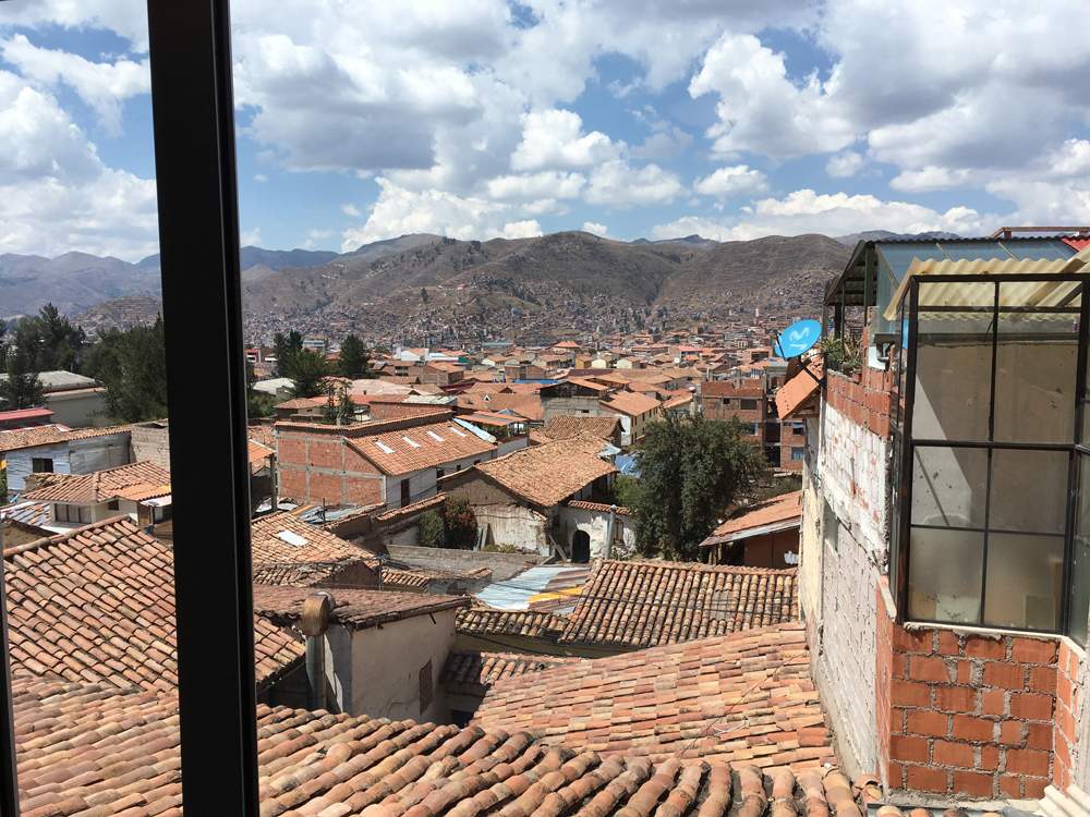 Vue sur les toits de tuiles de Cusco et les montagnes environnantes depuis les hauteurs de la ville