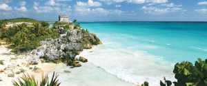 Plage de sable blanc et mer turquoise au pied d’un site maya, sur la côte caraïbe