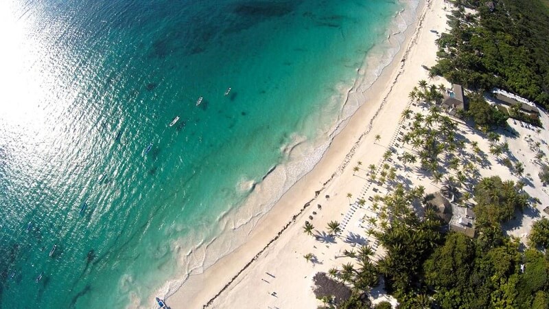 Vue aérienne de Playa Paraíso à Tulum, sable blanc et palmiers face à une mer turquoise
