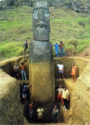 Moaï dégagé lors de fouilles à Rano Raraku, révélant son corps enfoui sous terre