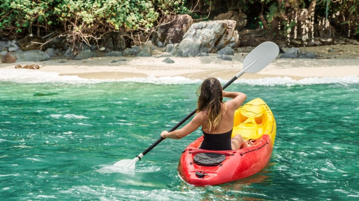 Kayak sur une eau turquoise au bord d’une plage tropicale du Costa Rica
