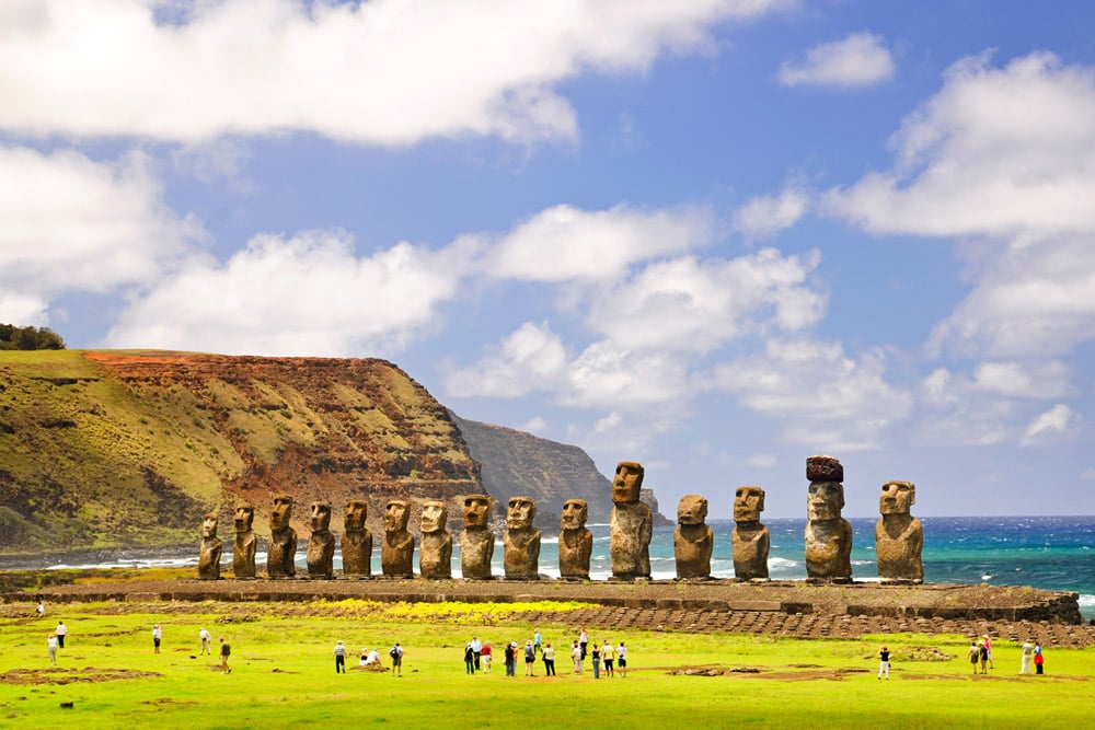 Statues moai de l’île de Pâques face à l’océan