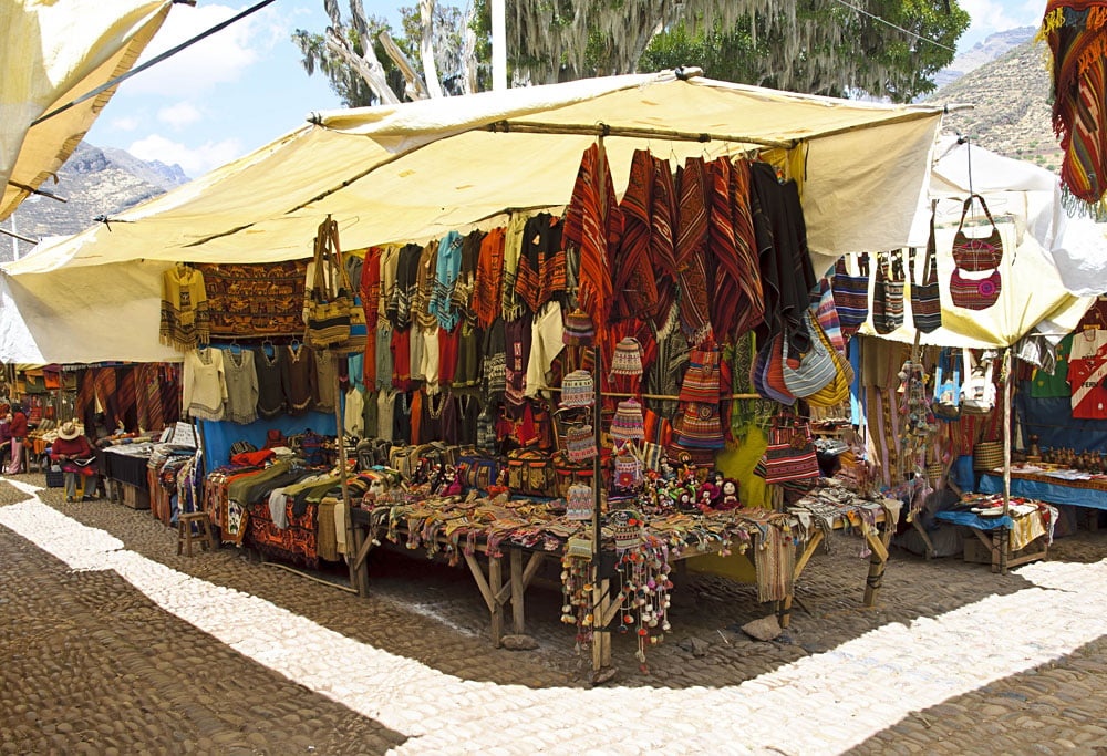 Étal de textiles colorés sur un marché péruvien