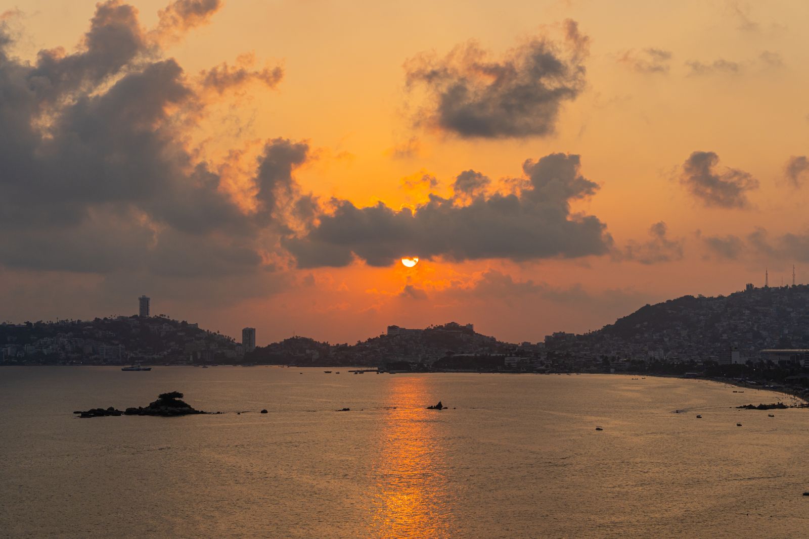 Coucher de soleil sur la baie d’Acapulco, au Mexique