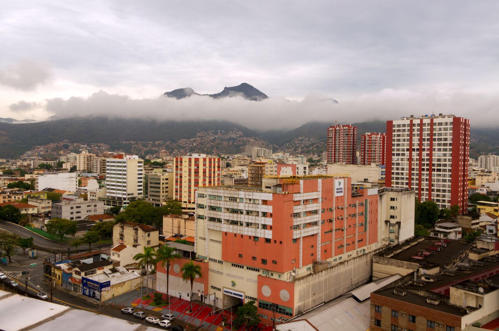 Caracas vue du ciel, avec les montagnes à l’horizon, au Venezuela