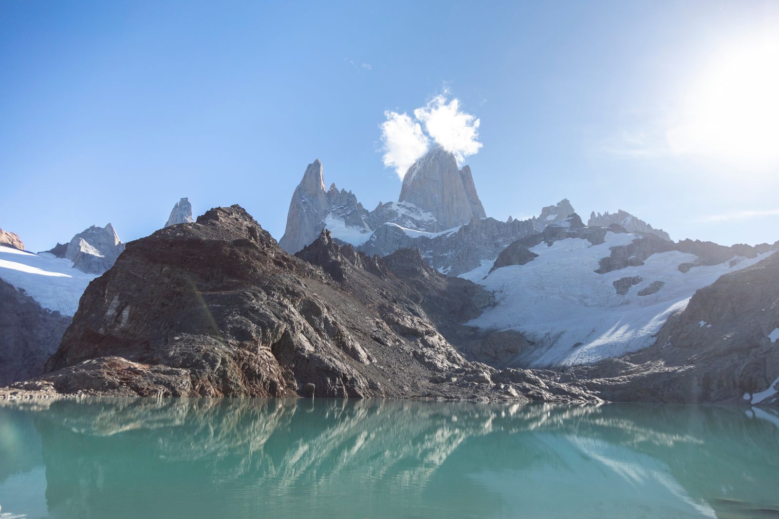 Le massif du Fitz Roy enneigé au-dessus d’un lac, près d’El Chaltén