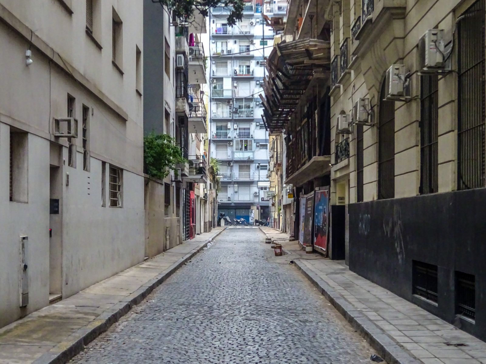 Rue pavée bordée d’immeubles anciens à Buenos Aires