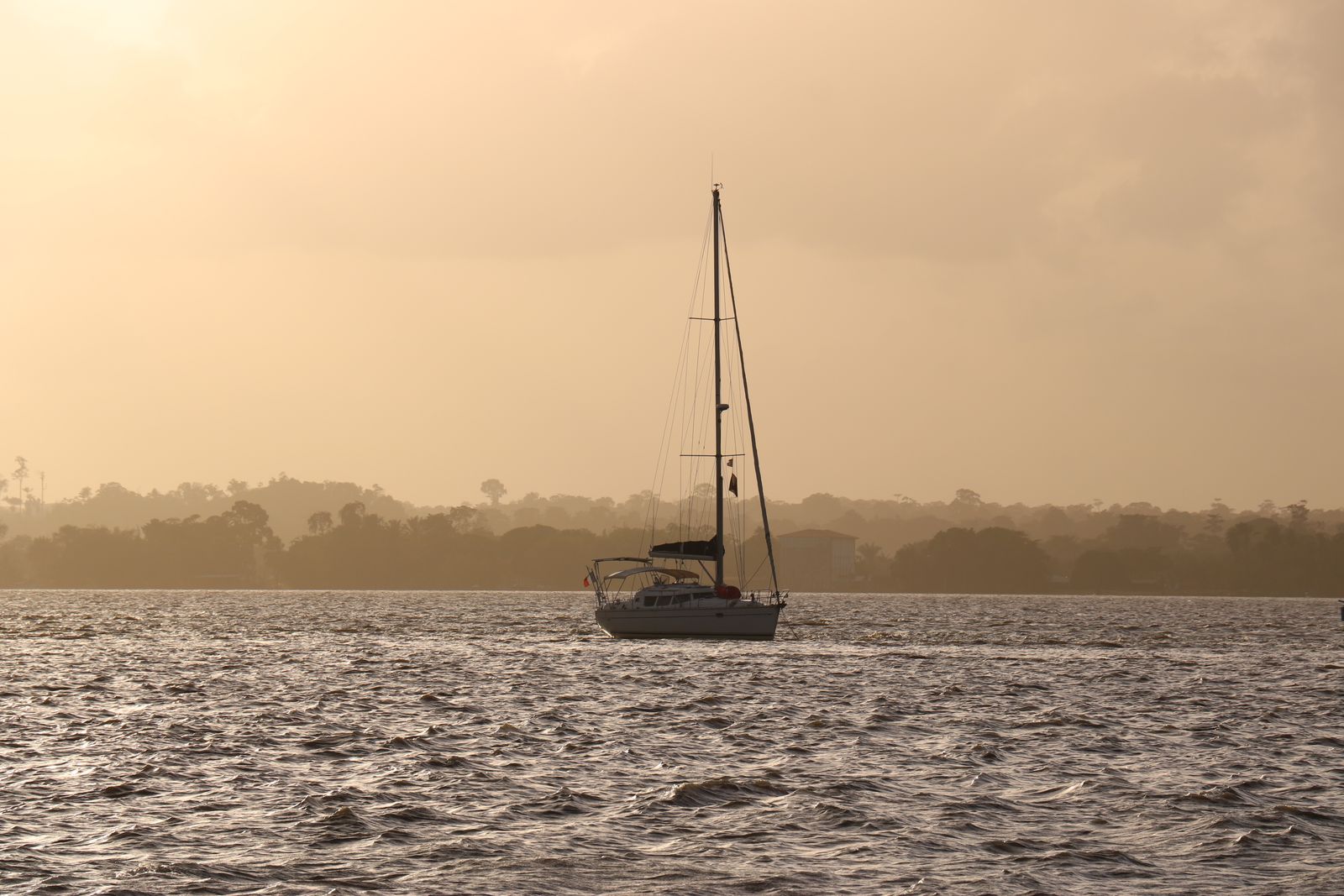 Voilier au coucher du soleil au large de la Guyane