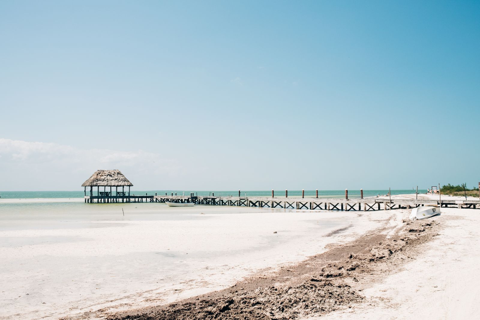 Ponton de bois au-dessus des eaux calmes de l’île de Holbox, au Mexique