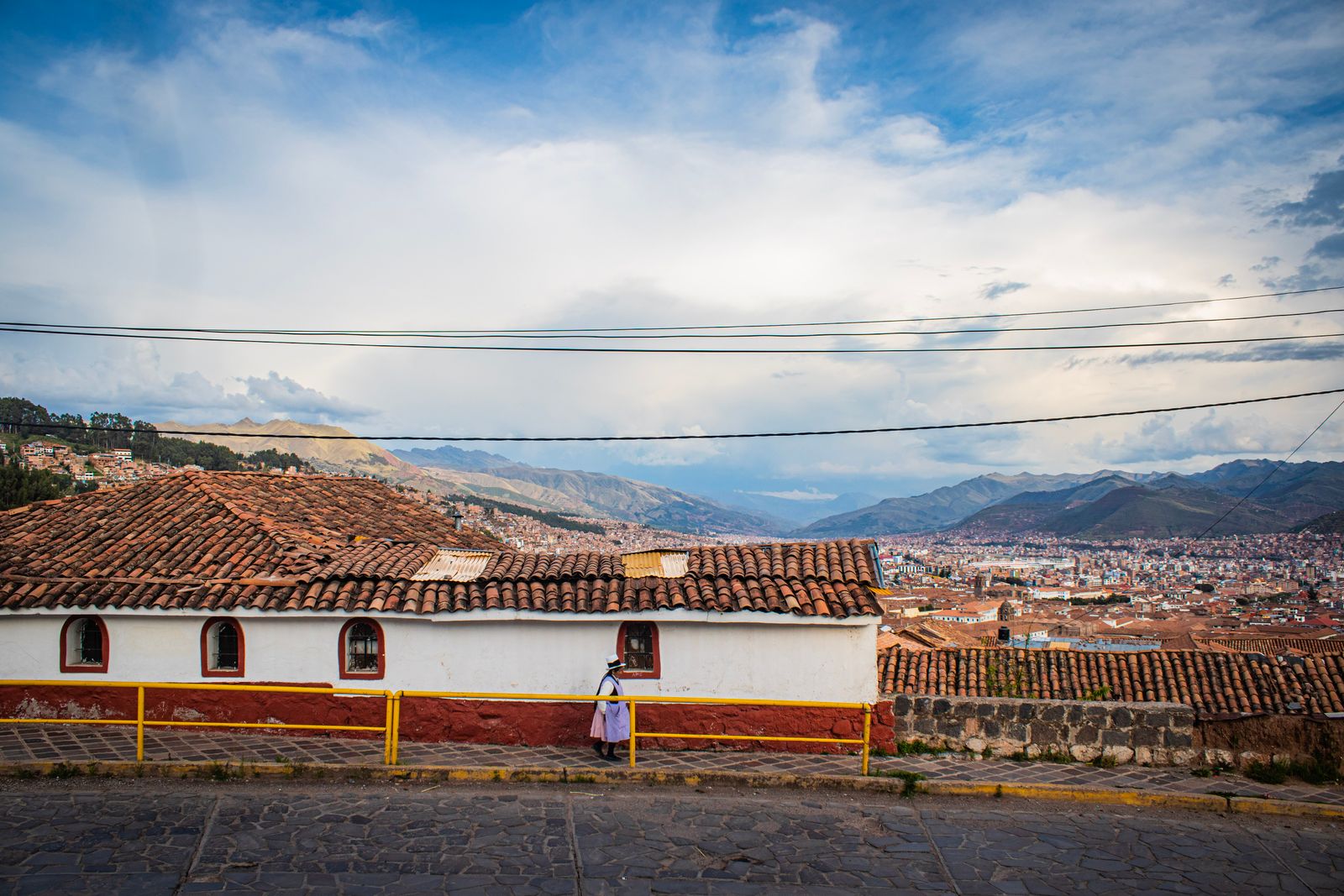 Toits de tuiles de Cusco et montagnes environnantes, au Pérou