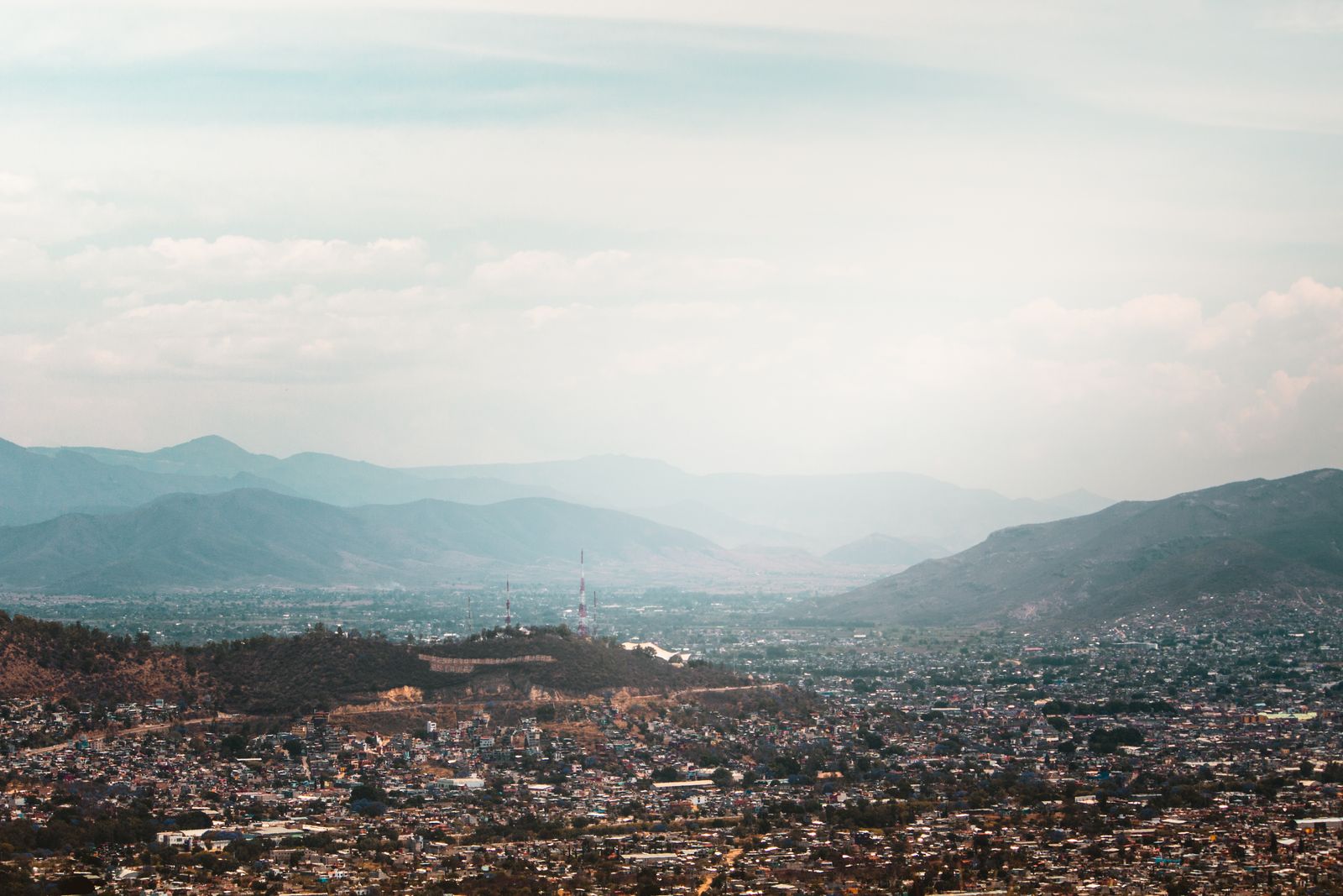 Vue aérienne de la ville d’Oaxaca entourée de montagnes