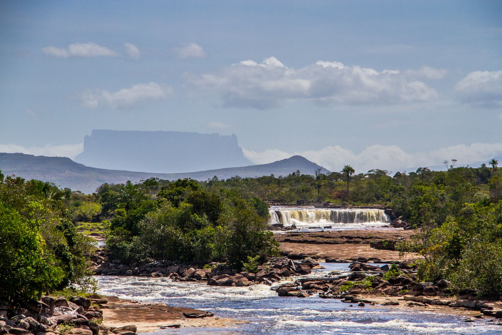 Cascade et tepuy dans le parc national Canaima, au Venezuela