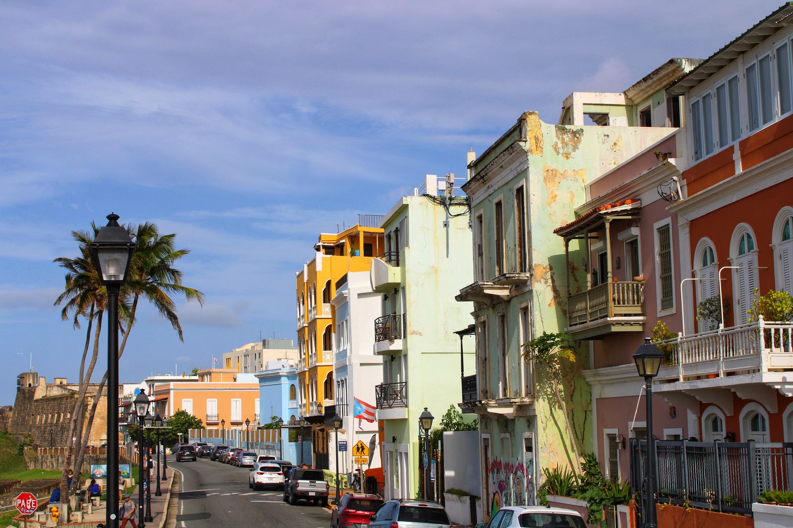 Maisons coloniales colorées dans une rue du Vieux San Juan, à Porto Rico