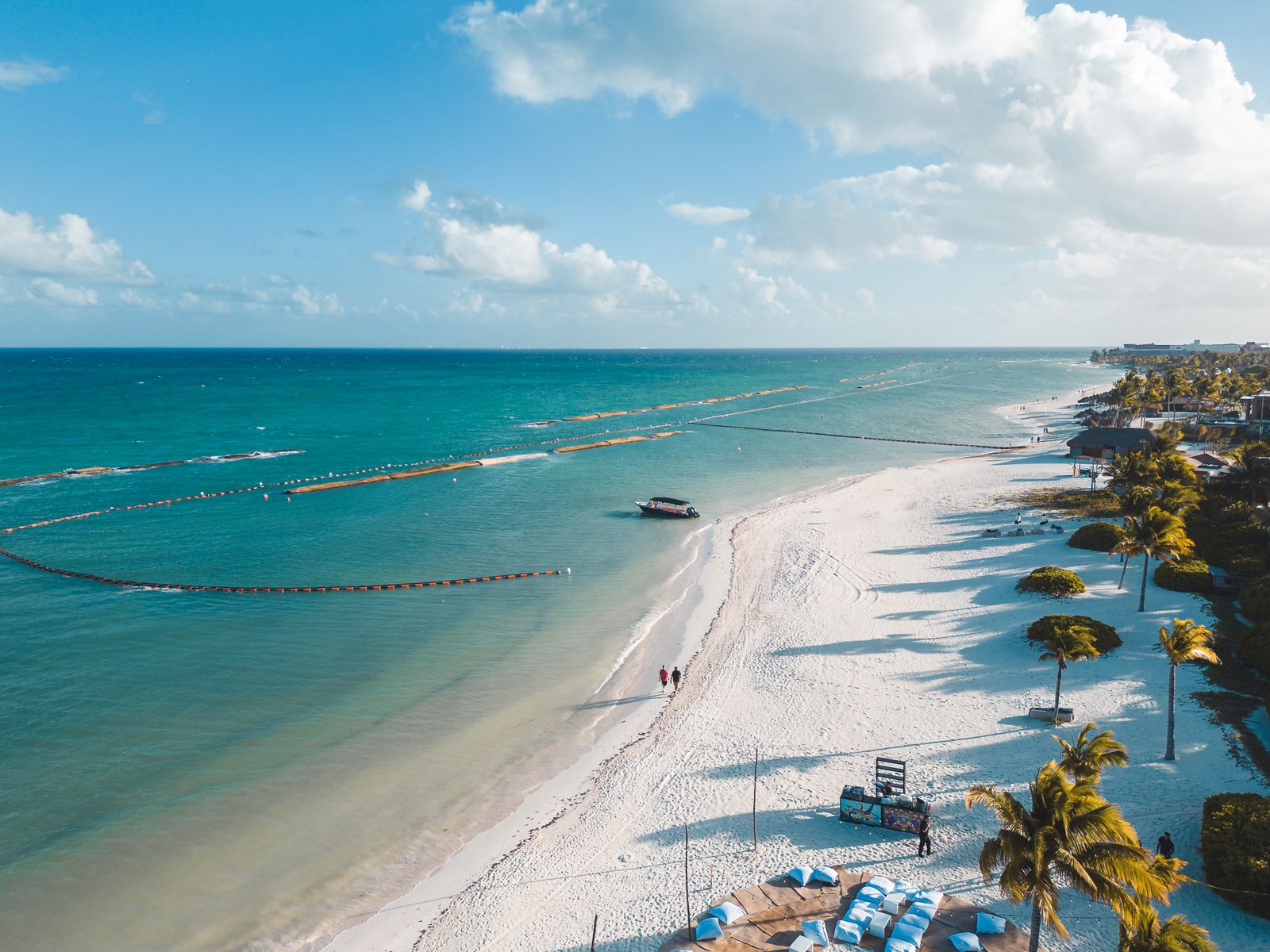 Plage de sable blanc et eaux turquoise de la Riviera Maya, près de Playa del Carmen