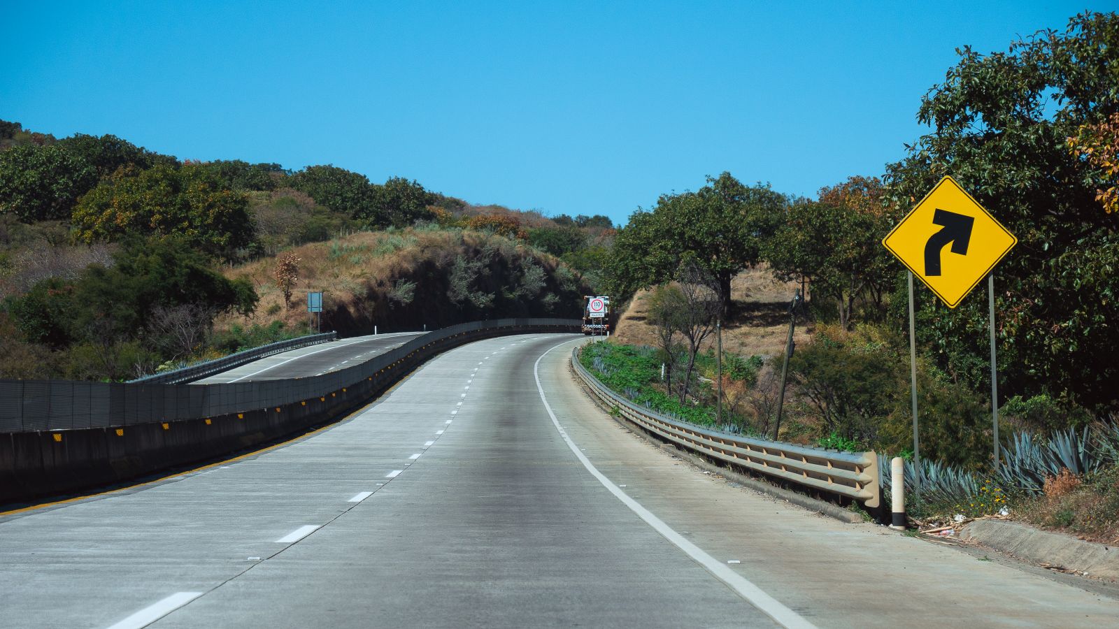 Route traversant la végétation près de Puerto Vallarta, au Mexique