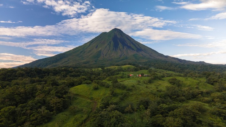 Le volcan Arenal au-dessus des forêts et des prairies du nord du Costa Rica