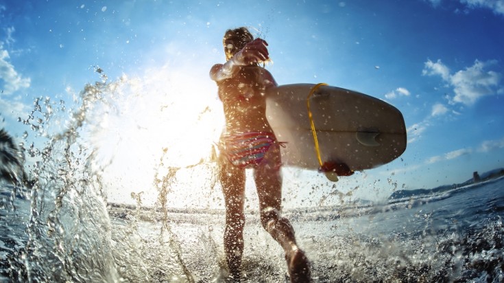 Surfeur sur une vague du Pacifique