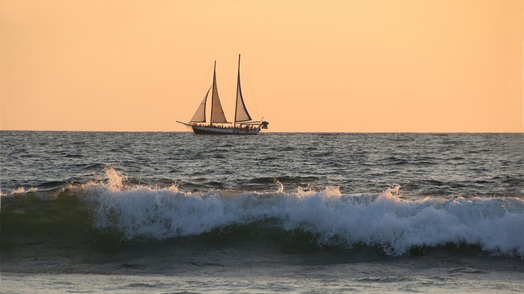 Voilier au large de la côte du Guanacaste