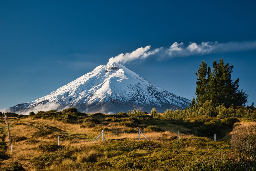 Volcan andin enneigé en Équateur