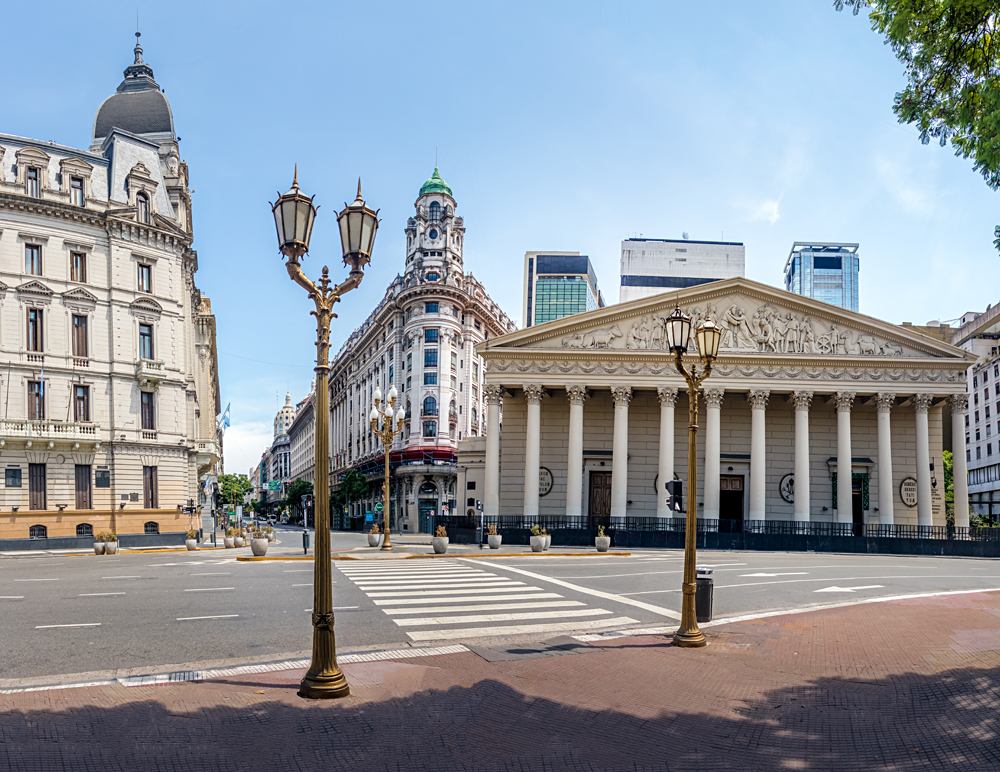 La cathédrale métropolitaine de Buenos Aires et ses colonnes néoclassiques, sur la Plaza de Mayo