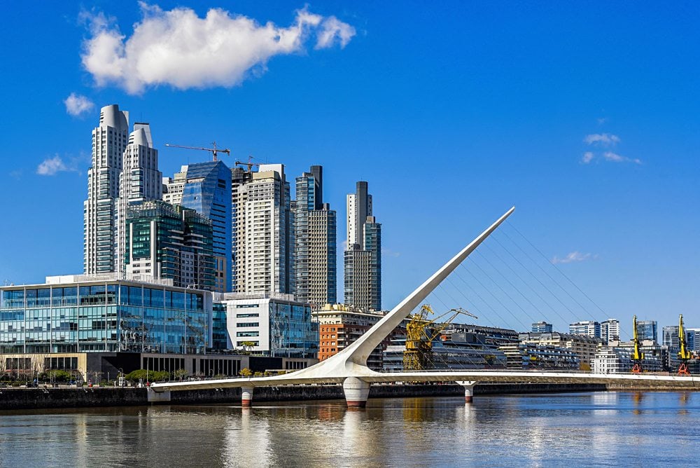 Le pont de la Femme et les tours de Puerto Madero à Buenos Aires