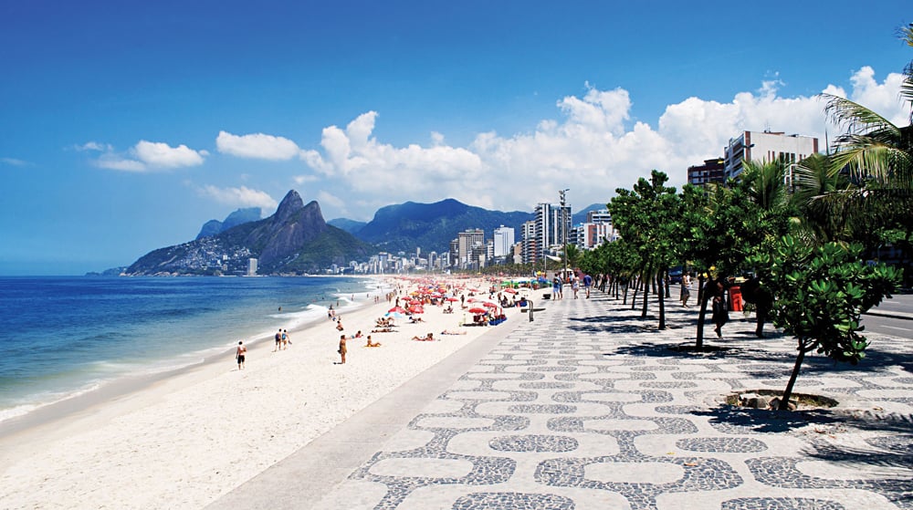 Plage d’Ipanema et son trottoir pavé de motifs ondulés, avec les Deux Frères en arrière-plan