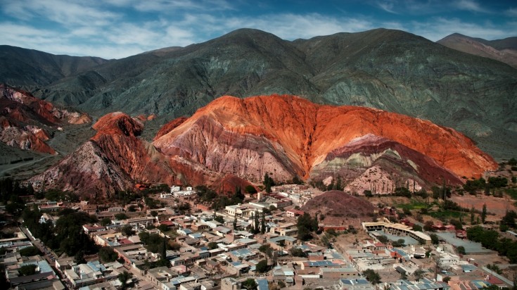 Le village de Purmamarca au pied du cerro de los Siete Colores, montagne aux couches rouges, vertes et ocre