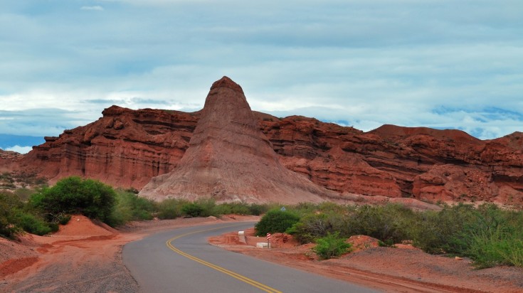 Obélisque de grès rouge