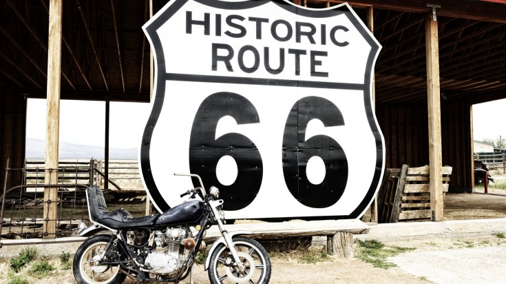 Enseigne de la Route 66 sur un tronçon historique aux États-Unis