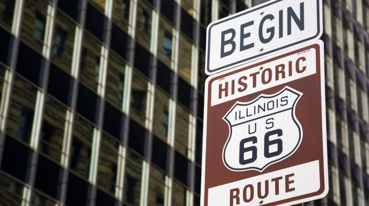 Enseigne de la Route 66 sur un tronçon historique aux États-Unis