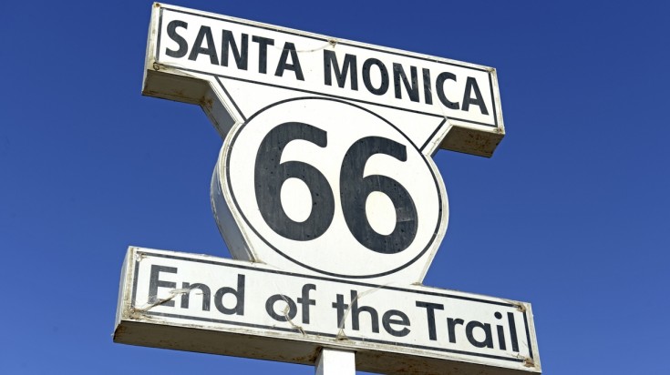 Enseigne de la Route 66 sur un tronçon historique aux États-Unis