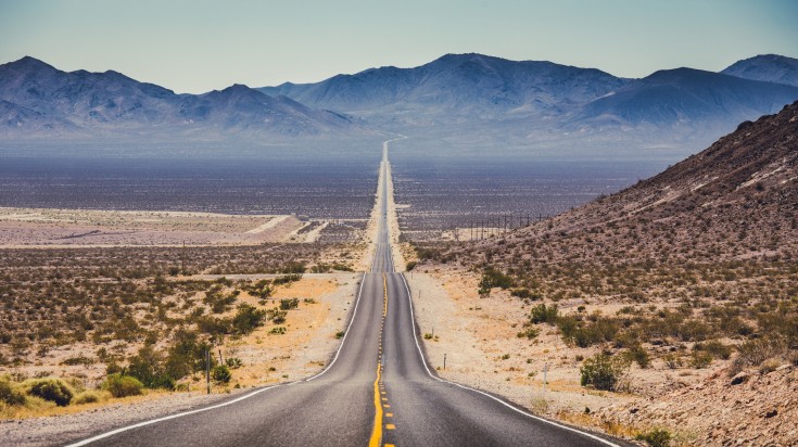 Enseigne de la Route 66 sur un tronçon historique aux États-Unis