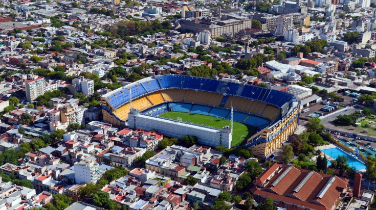Vue aérienne du stade La Bombonera, aux tribunes bleu et jaune, dans le quartier de La Boca