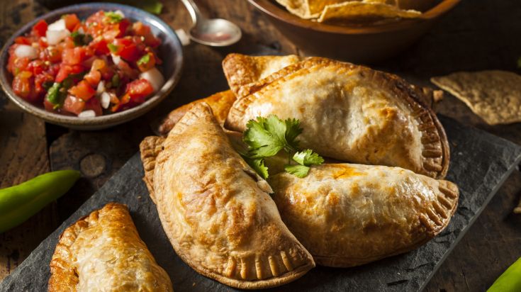 Empanadas dorées au four servies sur une ardoise