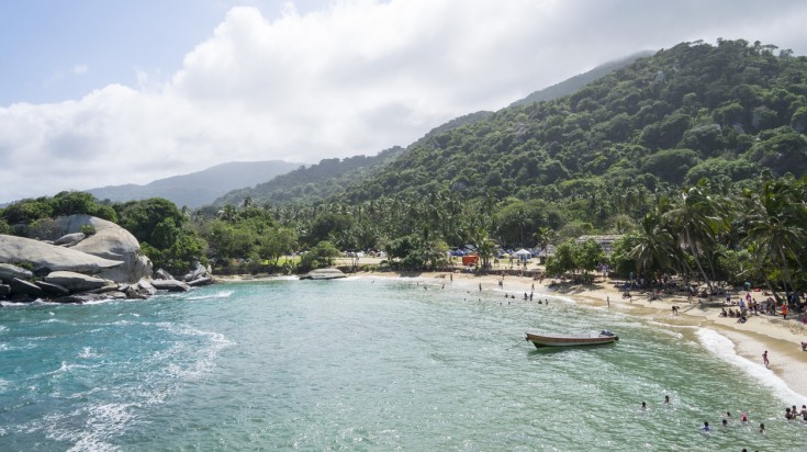 Plage et forêt tropicale du parc national de Tayrona en Colombie
