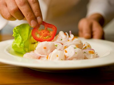 Ceviche de poisson blanc à l’oignon rouge, garni d’une rondelle de piment