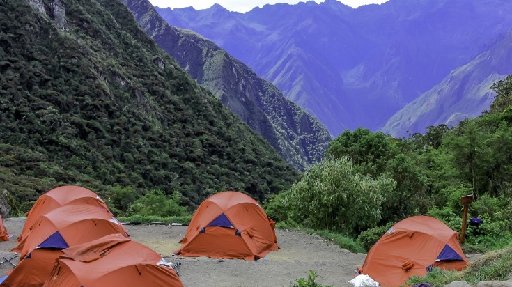 Randonneurs sur un sentier andin vers le Machu Picchu, au Pérou