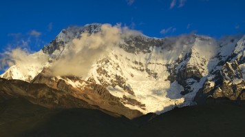 Montagne Ausangate et lac glaciaire dans les Andes péruviennes