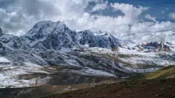 Montagne Ausangate et lac glaciaire dans les Andes péruviennes