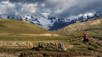 Montagne Ausangate et lac glaciaire dans les Andes péruviennes