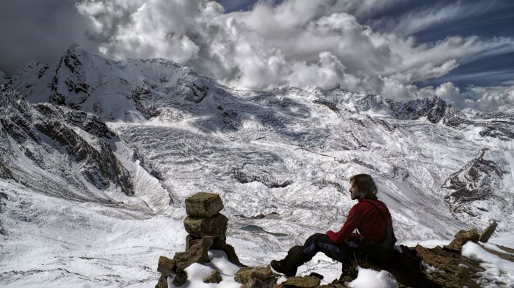 Montagne Ausangate et lac glaciaire dans les Andes péruviennes