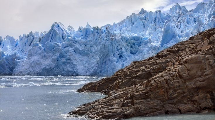 Randonneurs devant le massif Torres del Paine, au Chili