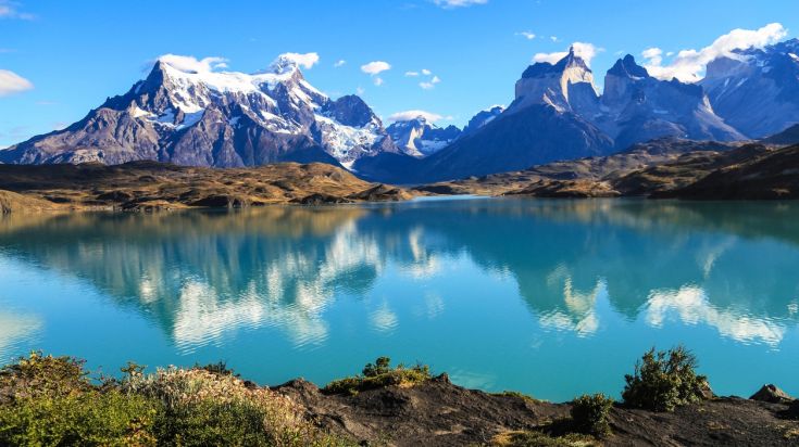 Randonneurs devant le massif Torres del Paine, au Chili