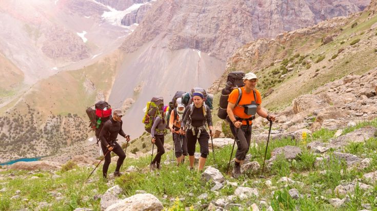Randonneurs devant le massif Torres del Paine, au Chili