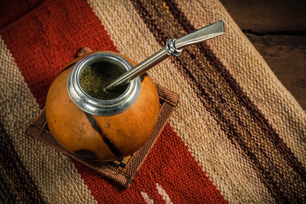 Spécialités de la cuisine argentine : empanadas, viande grillée et maté
