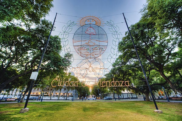 Enseigne lumineuse « Ciudad de Mendoza » sur une place arborée du centre de Mendoza