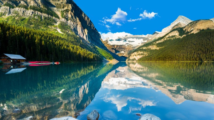 Lac Moraine dans les Rocheuses canadiennes
