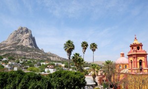Le village de Bernal au pied du monolithe, avec son église aux tons roses