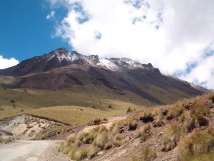 Le volcan Nevado de Toluca, sommet enneigé dominant des pentes d’herbe jaune